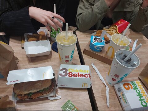 a typical meal in mcdonalds with friends