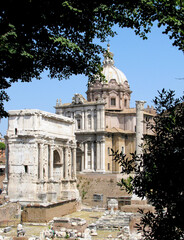 Fototapeta na wymiar Ruinas del foro de Roma. Arco de Septimo Severo e iglesia de San Lucas y Santa Martina
