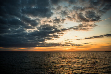 Siła morza, statki, kutry, żaglówki, wschód słońca i zachód słońca, mewy i piękne niebo.