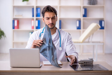 Obraz premium Young male doctor radiologist working in the clinic