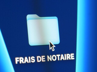 Frais de notaire - photo macro d'un dossier sur un écran d'ordinateur