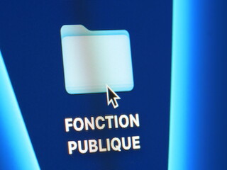 Fonction publique - photo macro d'un dossier sur un écran d'ordinateur