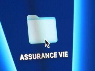 Assurance vie - photo macro d'un dossier sur un écran d'ordinateur