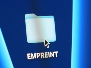 Empreint - photo macro d'un dossier sur un écran d'ordinateur