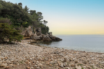 Fototapeta na wymiar Paysage de bord de mer sur la Côte d'Azur au Cap d'Antibes