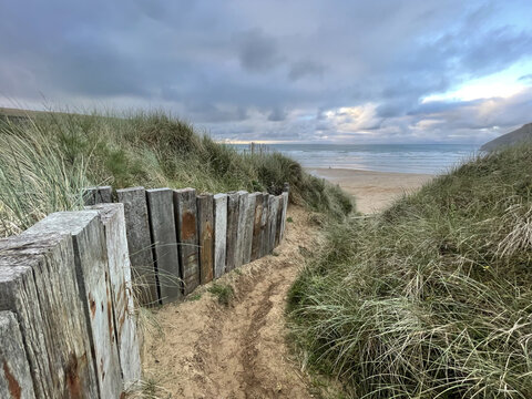 Mesmerizing view of Mawgan Porth beach on a gloomy day in Cornwall, UK