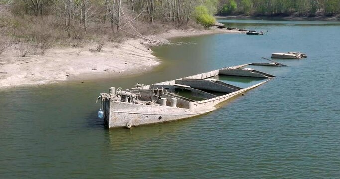 Fiume Po isola internati relitto seconda guerra mondiale