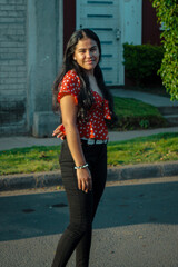 Fototapeta premium Chica latina sonriente en un dia caluroso de verano 