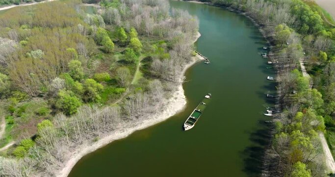 Fiume Po isola internati relitto seconda guerra mondiale