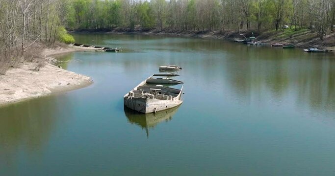 Fiume Po isola internati relitto seconda guerra mondiale