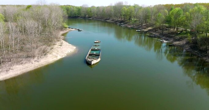 Fiume Po isola internati relitto seconda guerra mondiale