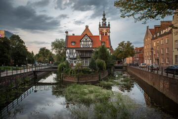Architektura i budynki Gdańska w dzień i w nocy, ulica długa, Motława, nocne neony. © Artur Wojtczak 