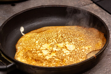 Cook to fry pancakes in a frying pan