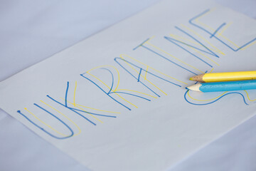 Frase ficar com a ucrania na cores da bandeira azul e amarela num violão.
