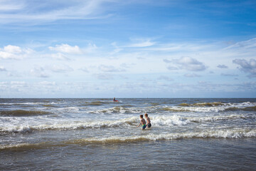 Zwei Kinder am Strand in Holland