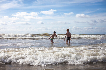 Zwei Kinder am Strand in Holland