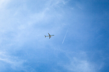 Flugzeug vor blauem Himmel