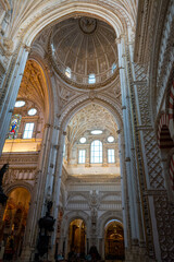 Obraz premium Medieval moorish architecture, colorful achways with columns in old mosque in Cordoba with no people, Andalusia, Spain