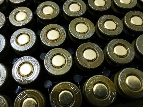 Ż&oacute;łto złote naboje kalibru 9mm do broni palnej i pistoletu.