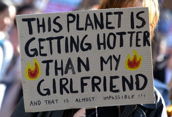 Schild auf einer Klima-Demo: "This planet is getting hotter than my girlfriend"