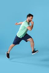 Obraz premium Sporty male runner on color background