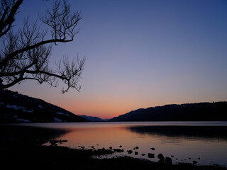Fototapeta na wymiar 湖の風景、夕暮れ、静寂、夕陽