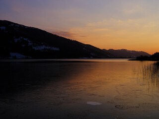 湖の風景、夕暮れ、静寂、夕陽