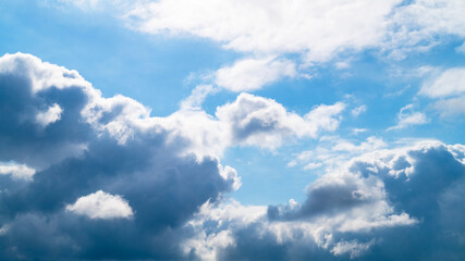 Bewölkter Himmel mit Sonnenschein