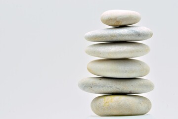Fototapeta na wymiar Varias piedras apiladas, piedras zen, aislado sobre fondo blanco