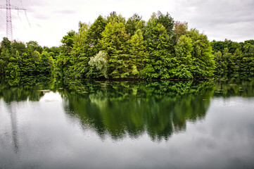 Kleine Insel am See mit Spieglung im Wasser 