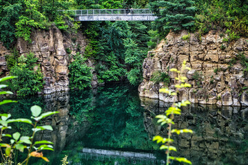 Blick auf den See und einer Brücke von oben 