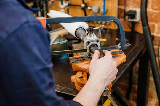 The process of sawing off the fork stem