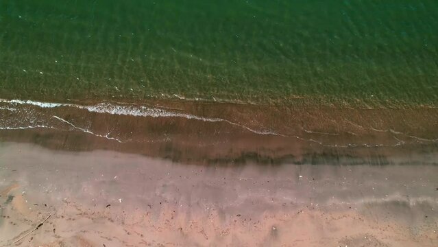 ドローによる空撮　渚を上昇する浜辺のイメージ