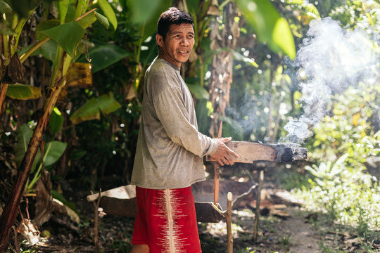 Peruvian man preparing the farina