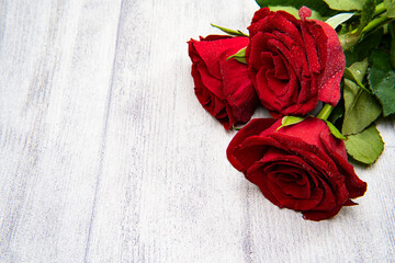 机に置かれた美しい深紅のバラ