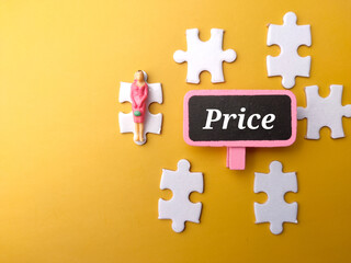 Naklejka premium White puzzle and miniature people with text Price on a yellow background.