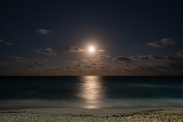 Obraz premium Full Moon in Cancun