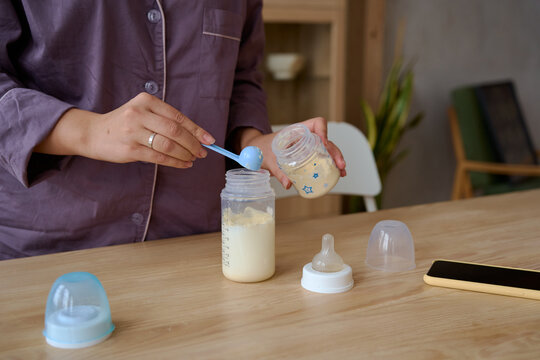 mother mixes baby formula