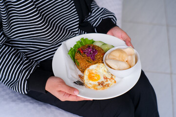 fried rice with beef eye egg and crackers