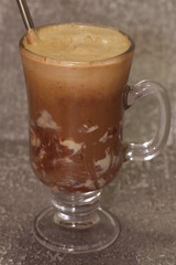 Café gelado com chocolate e leite