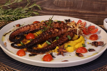 Polvo com purê de abobora e verduras