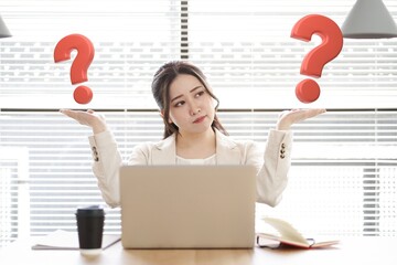 はてなマークを比べるアジア人女性	