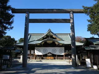 Poster 東京九段の靖国神社（中門鳥居・拝殿）　Yasukuni Shrine © a_text