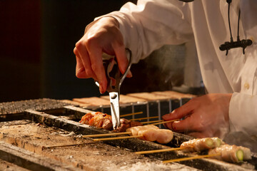 焼鳥を焼くシーン