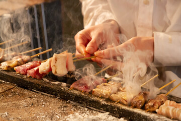 焼鳥を焼くシーン