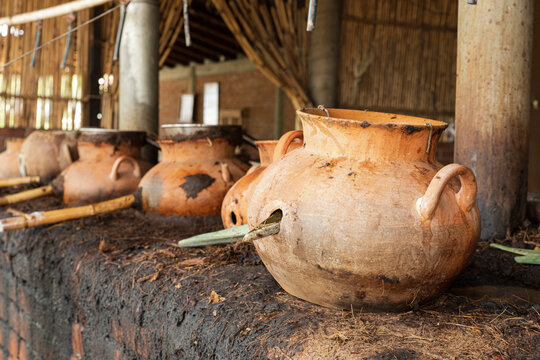 Clay pots used for the mezcal distillation 