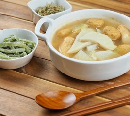아시아 음식 어묵탕과 반찬