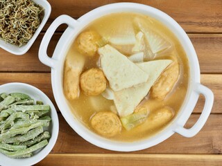 아시아 음식 어묵탕과 반찬