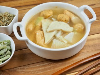 아시아 음식 어묵탕과 반찬