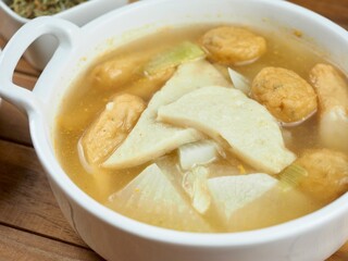 아시아 음식 어묵탕과 반찬